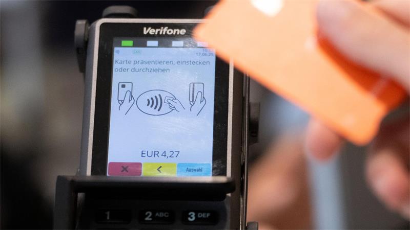 Mehr als jeder Zweite scheitert beim bargeldlosen Bezahlen Viele Menschen nutzen zum Bezahlen an der Ladenkasse ihre Bankkarte oder ihr Smartphone. (Symbolbild)