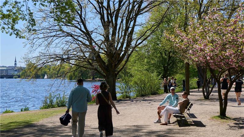Viele Menschen nutzten das schöne Wetter für Ausflüge.