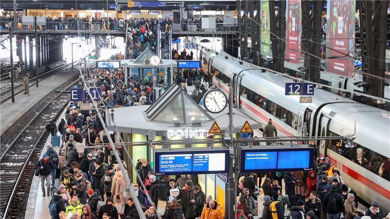 Viele Menschen sind nach dem Sturm „Elli“ am Hamburger Hauptbahnhof gestrandet.
