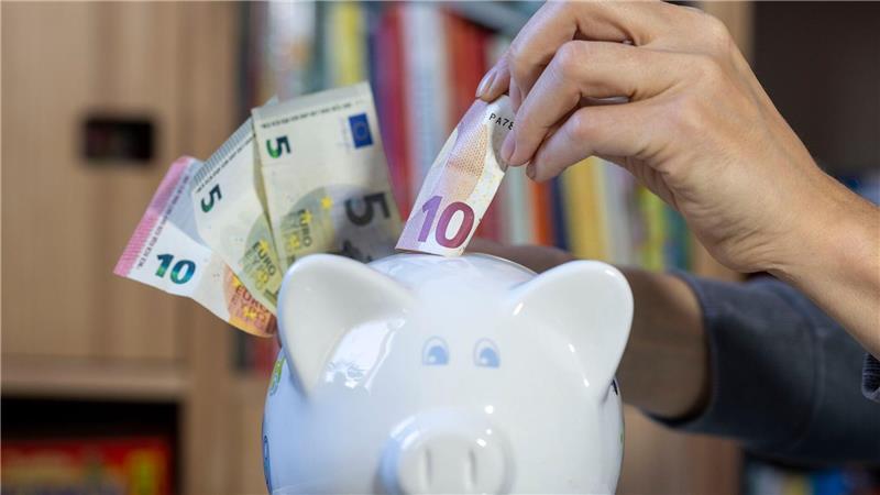Viele Menschen sparen regelmäßig, am beliebtesten sind Tagesgeld und Festgeld. (Symbolbild)