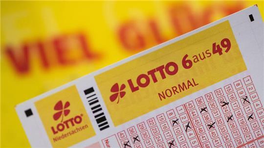 Viele Menschen spielen Lotto - im vergangenen Jahr lag der Einsatz bei mehr als 8,5 Milliarden Euro. (Archivbild)