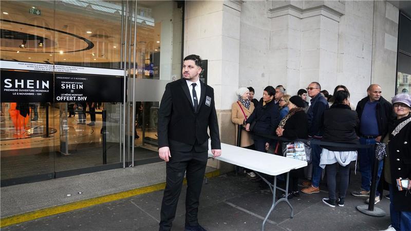 Viele Menschen standen vor der Eröffnung stundenlang Schlange.