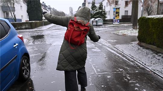 Viele Menschen stürzen auf den glatten Straßen und kommen zur Behandlung in überfüllte Notaufnahmen. (Archivbild)