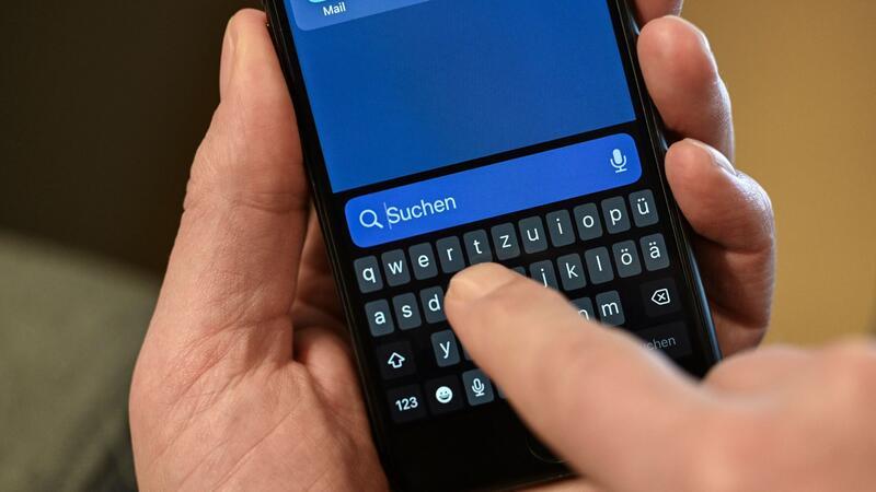 Viele Menschen zwischen 55 und 75 Jahre nutzen Smartphones.
