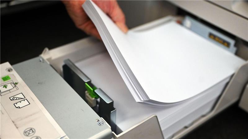 Viele Millionen Blatt Papier sind in den Hamburger Behörden verbraucht worden - bei sinkender Tendenz. (Illustration)
