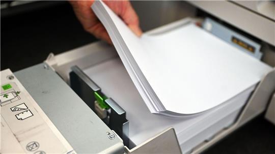Viele Millionen Blatt Papier sind in den Hamburger Behörden verbraucht worden - bei sinkender Tendenz. (Illustration)