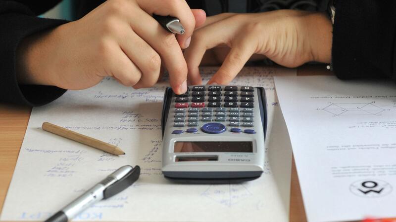In diesen Fächern schneiden Schüler in Niedersachsen und Bremen schlecht ab Viele Neuntklässler in Bremen und Niedersachsen tun sich mit Mathe und Naturwissenschaften schwer. (Symbolbild)