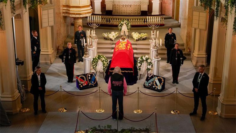 Viele Norwegerinnen und Norweger wollen sich am Sarg von König Harald V. verabschieden. Bis zum Tag vor dessen Begräbnis können sie das in der Schlosskapelle tun. 