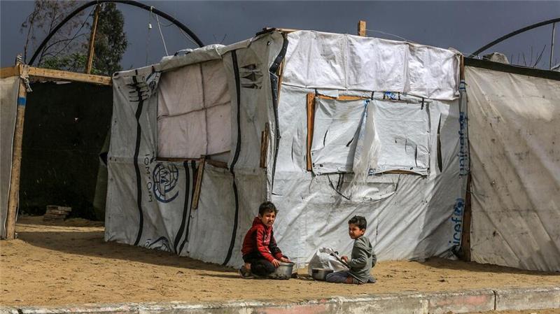 Viele Palästinenser leben im Gazastreifen in Zelten, die kaum Schutz gegen Kälte bieten. (Archivbild)