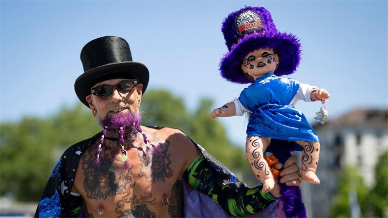 Street Parade: Zürich wird zur riesigen Tanzfläche Viele Partygäste kommen in aufwendigen und schrägen Kostümen.