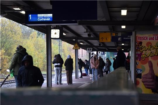 Viele Pendler, darunter Schüler und Auszubildende, fahren am Stader Bahnhof ab. Hier halten Züge der S3 und die Regionalbahn Start Unterelbe.