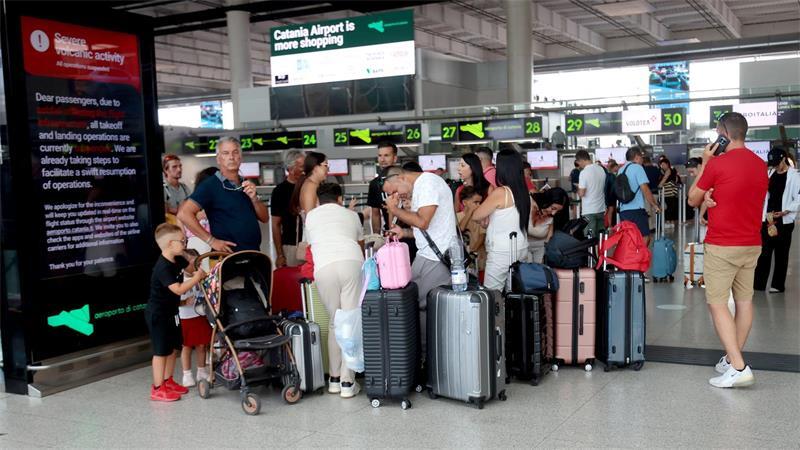 Viele Reisende warten am Flughafen von Catania auf Informationen zu gestrichenen, verspäteten oder umgeleiteten Flügen.
