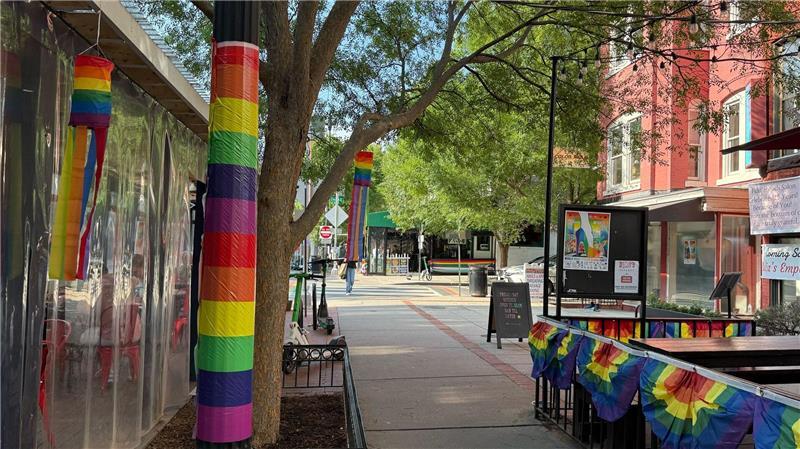 Angst, Widerstand - Wie Transpersonen unter Trump leben Viele Restaurants, Bars, Geschäfte und Vorgärten sind während der Worldpride mit Regenbogenflaggen dekoriert.