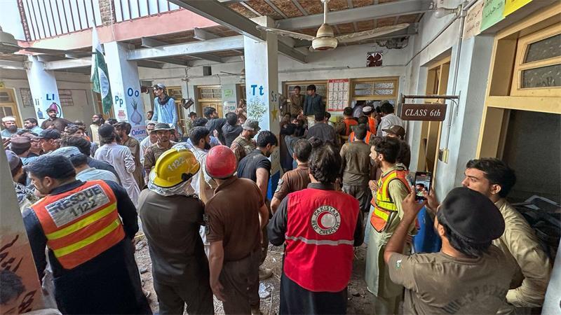 Schuldach in Pakistan stürzt ein - Mindestens 35 Tote Viele Rettungskräfte und Freiwillige sind im Einsatz.