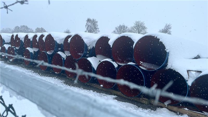 Viele Rohre warten in Bargstedt auf den Einbau. Sie sind durch Stacheldrahtzaun und Videoüberwachung gesichert.