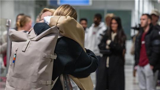 Viele Rückkehrer fielen ihren Familien in die Arme.