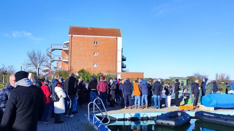 Freibad Hollern-Twielenfleth: Zwischen Freude und Schiffbruch Viele Schaulustige beim Neujahrsschwimmen 2025 im Freibad Hollern-Twielenfleth.