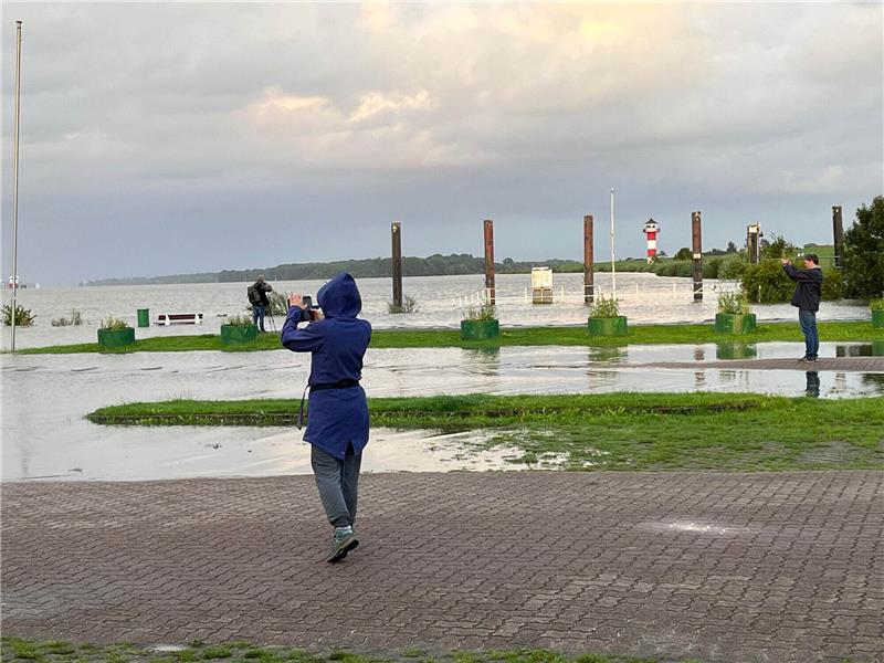 Sturmtief „Zacharias“ fegt über den Landkreis Stade Viele Schaulustige machten Fotos vom überfluteten Anleger. Foto: Battmer