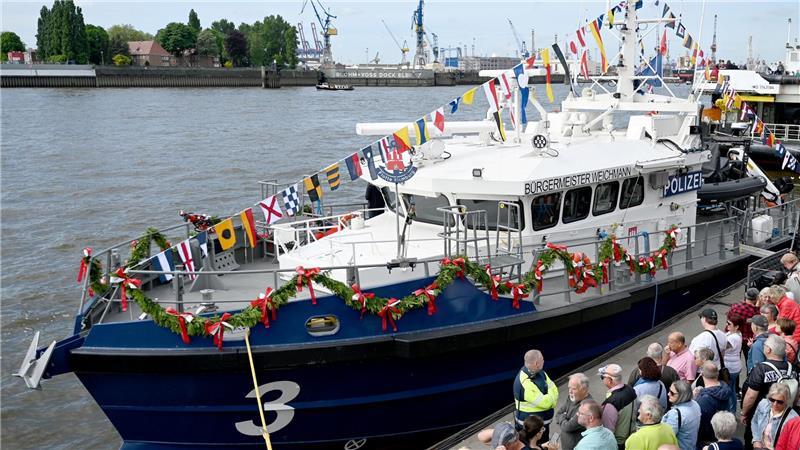 Zwei hybride Polizeiboote auf dem Hafengeburtstag getauft Viele Schaulustige verfolgten die Taufe der beiden hybriden Polizeiboote an den Landungsbrücken.