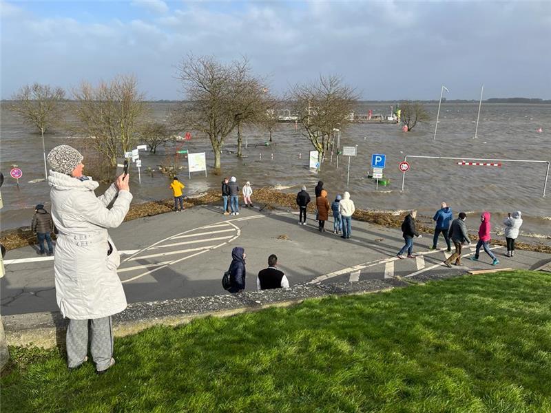 Viele Schaulustige warfen am Lüheanleger einen Blick auf das überflutete Vorland. Foto: Vasel