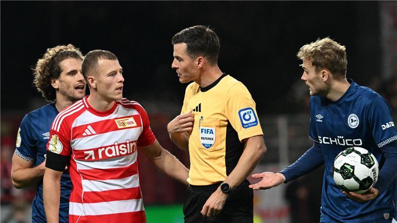 Tradition trifft Moderne: Der Pokal im Videobeweis-Dilemma Viele Schiedsrichter, hier Harm Osmers, standen in der zweiten Pokal-Runde im Fokus.