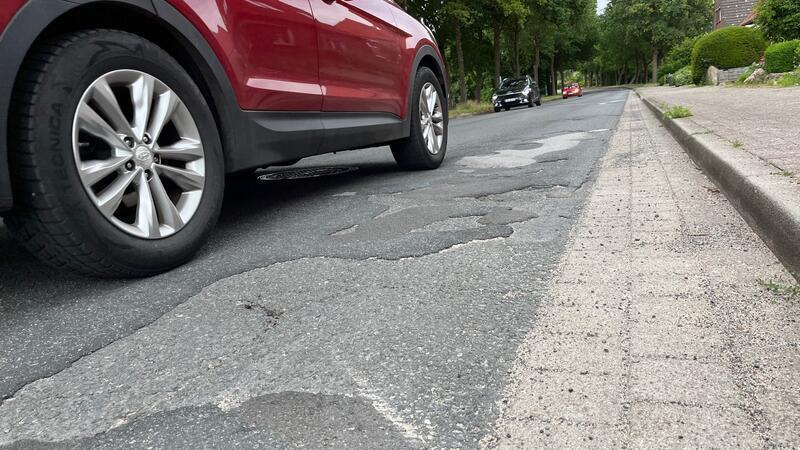 Viele Schilder weisen in Ahlerstedt auf Straßenschäden hin.