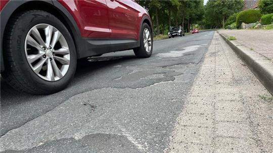 Viele Schilder weisen in Ahlerstedt auf Straßenschäden hin.