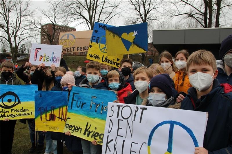 Viele Schüler bastelten Schilder. Sie fordern: „Stoppt den Krieg!“