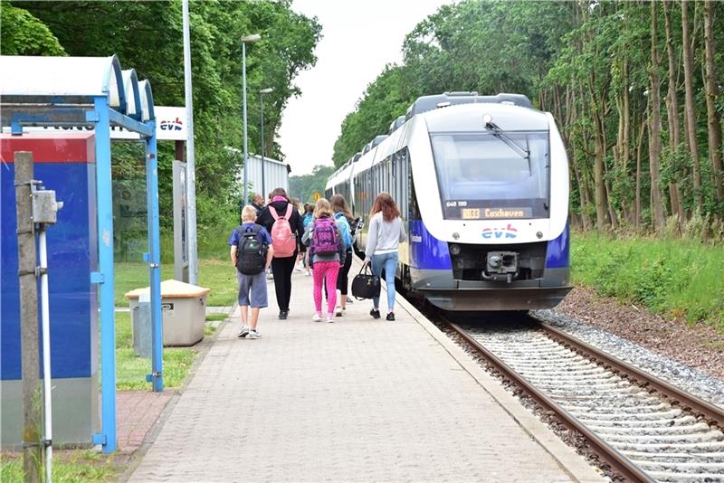 Bahnhofs-Check Kutenholz: Früher fuhr der Zug direkt bis Berlin Viele Schüler nutzen den Bahnhof in Kutenholz für den Weg zum Unterricht.Von ihm geht es mit dem Bus nach Stade weiter oder eben mit der Bahn gen Buxtehude. Fotos: Ahrens