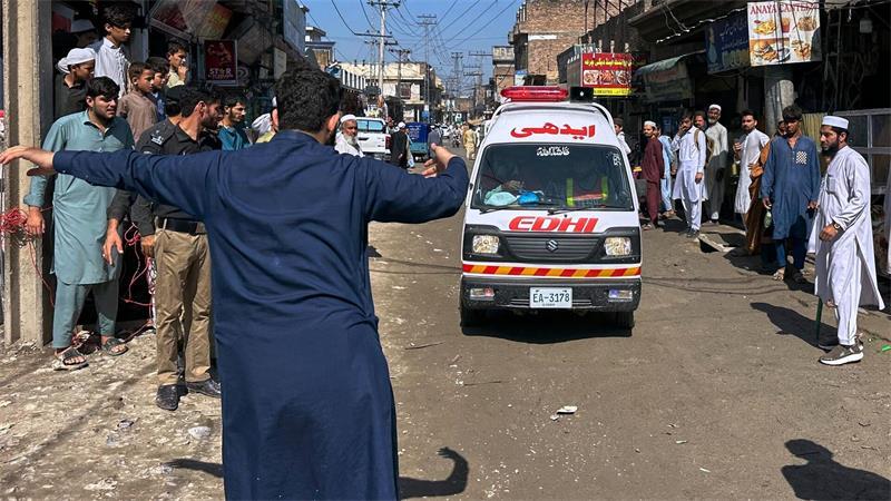 Schuldach in Pakistan stürzt ein - Mindestens 35 Tote Viele Schüler sterben beim Einsturz eines Schuldaches in Pakistan.