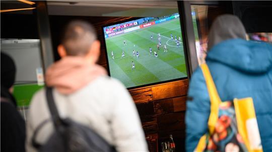 Viele Spiele bei der WM starten erst nach Mitternacht - und damit zu einer ungünstigen Zeit für die Gastronomie. (Archivbild)