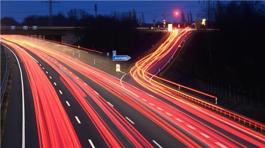 Viele Spuren - viel Verkehr: Wenn dann auch noch die Streifen gewechselt werden, wird es schnell unübersichtlich und riskant.