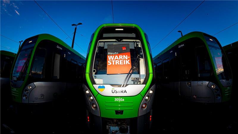 Viele Stadtbahnen werden wegen des Warnstreiks in Niedersachsen voraussichtlich nicht fahren. (Archivbild)
