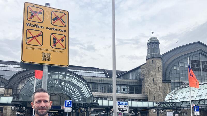 Schärfere Regeln für Messer? FDP spricht von Symbolpolitik Viele Städte haben sogenannte Waffenverbotszonen eingerichtet, so wie hier am Hamburger Hauptbahnhof. (Archivbild)