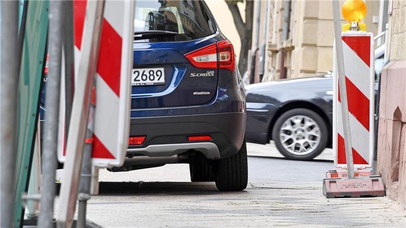 Viele Städte sind laut DUH zu nachlässig, wenn es um das Parken auf Bürgersteigen und Gehwegen geht. (Symbolbild)