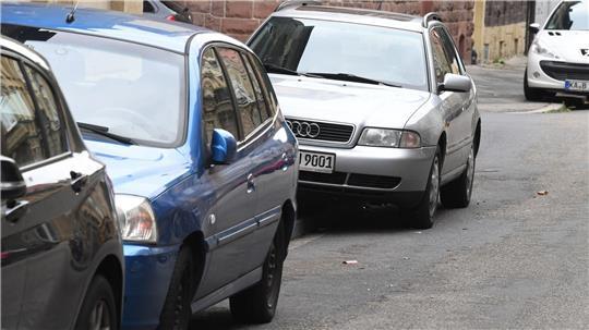 Viele Städte sind laut DUH zu nachlässig, wenn es um das Parken auf Bürgersteigen und Gehwegen geht. (Symbolbild)