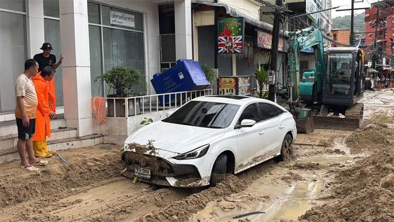 Viele Straßen auf Phuket waren von Schlamm und Geröll bedeckt.