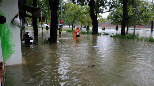 Rekordregen in Vietnam – historische Städte unter Wasser Viele Straßen in Hue standen unter Wasser.