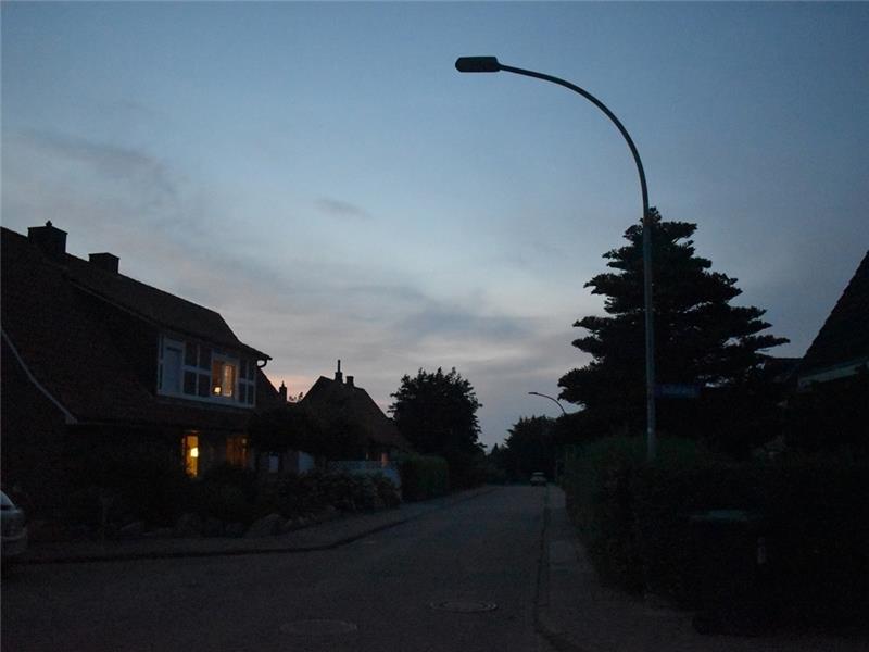 Viele Straßenlaternen leuchten in Horneburg nicht, die neuen LED-Lampen – wie hier in der Schanzenstraße – wurden falsch angeklemmt. Foto Vasel