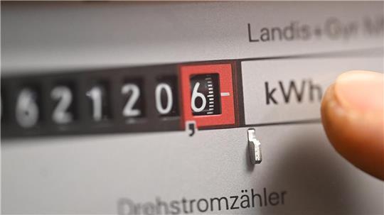Viele Strom-Grundversorger haben schon die Preise gesenkt, weitere folgen. Der Grund: Gesunkene Netzgebühren und niedrigere Einkaufspreise. (Symbolbild)