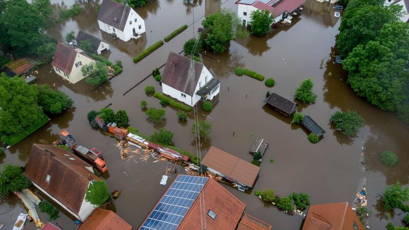 Hochwasser: Dauerregen sorgt für Extrem-Wochenende im Süden Viele Teile Süddeutschlands haben mit Überschwemmungen zu kämpfen - so auch Dinkelscherben im schwäbischen Landkreis Augsburg.