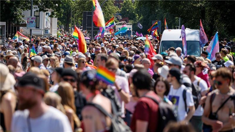 Viele Teilnehmer liefen im vergangenen Jahr beim Umzug zum Christopher Street Day in Oldenburg. Queere Menschen werden immer wieder verbal oder sogar körperlich angegriffen. (Archivbild) 
