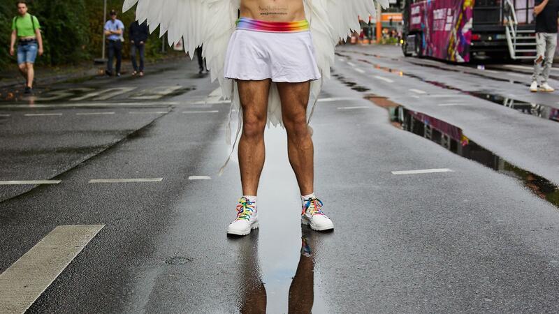 „Happy Pride“ - Viele feiern beim Berliner CSD Viele Teilnehmer sind mit Glitzer, bunten Accessoires und teils aufwendigen Kostümen unterwegs.