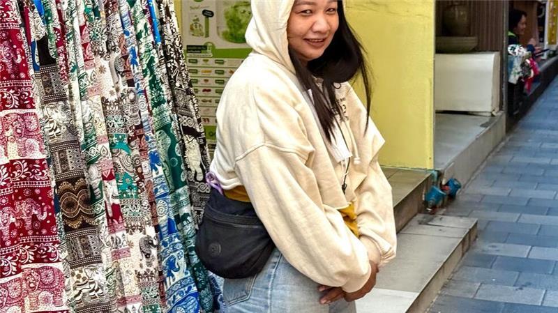 Thais in Pullover und Wolljacke: „Kältewelle“ in Bangkok Viele Thais sind derzeit mit dicken Pullis unterwegs - bei Tiefstwerten von 15 Grad. (Foto aktuell)