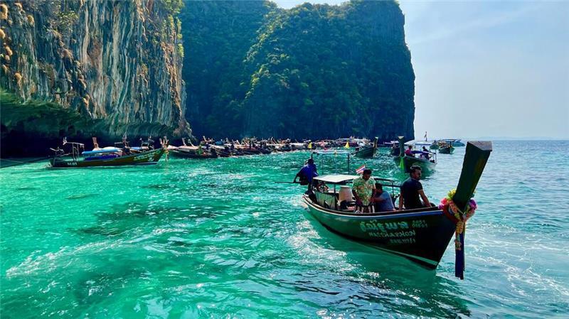 Viele Touristen kommen mit solchen traditionellen Booten zur weltberühmten Bucht. (Archivbild)