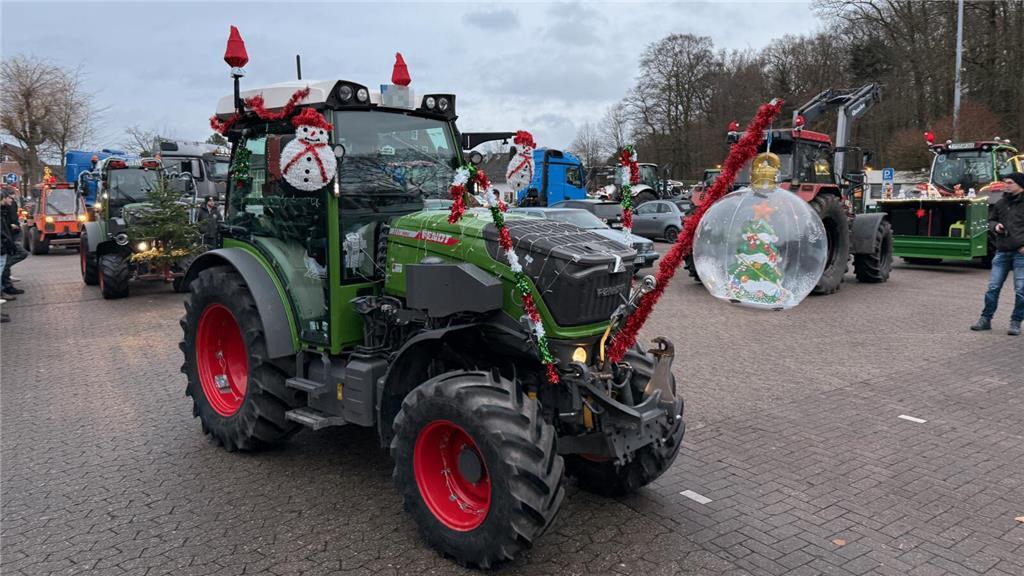 Viele Tracktoren trugen außergewöhnlichen Schmuck. 