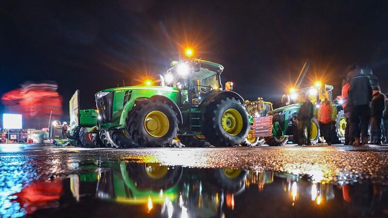 Bauernprotest ohne schnelle Diesel-Lösung Viele Traktoren von Landwirten stehen am frühen Morgen auf einem Parkplatz in Seelow, um sich für ihre Fahrt in Richtung Berlin zu sammeln.