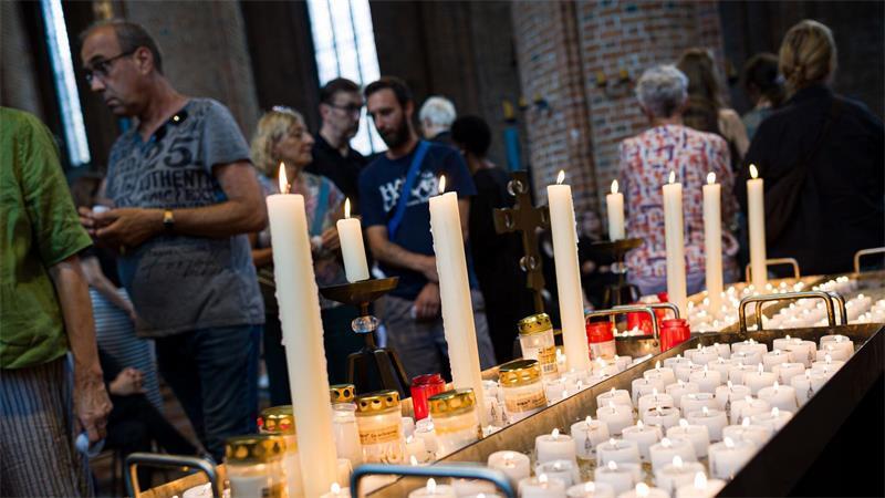 Viele Trauergäste zündeten Kerzen für die sechs Todesopfer von Stade an.