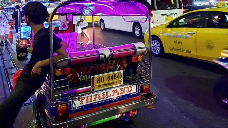 Knatternde Legende: Bangkoks Tuk-Tuks vor dem Aus? Viele Tuk-Tuks sind abends grell beleuchtet und spielen laute Musik.