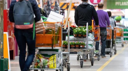 Viele Verbraucher kaufen Baumarktprodukte nicht mehr im Baumarkt, sondern in anderen Geschäften.